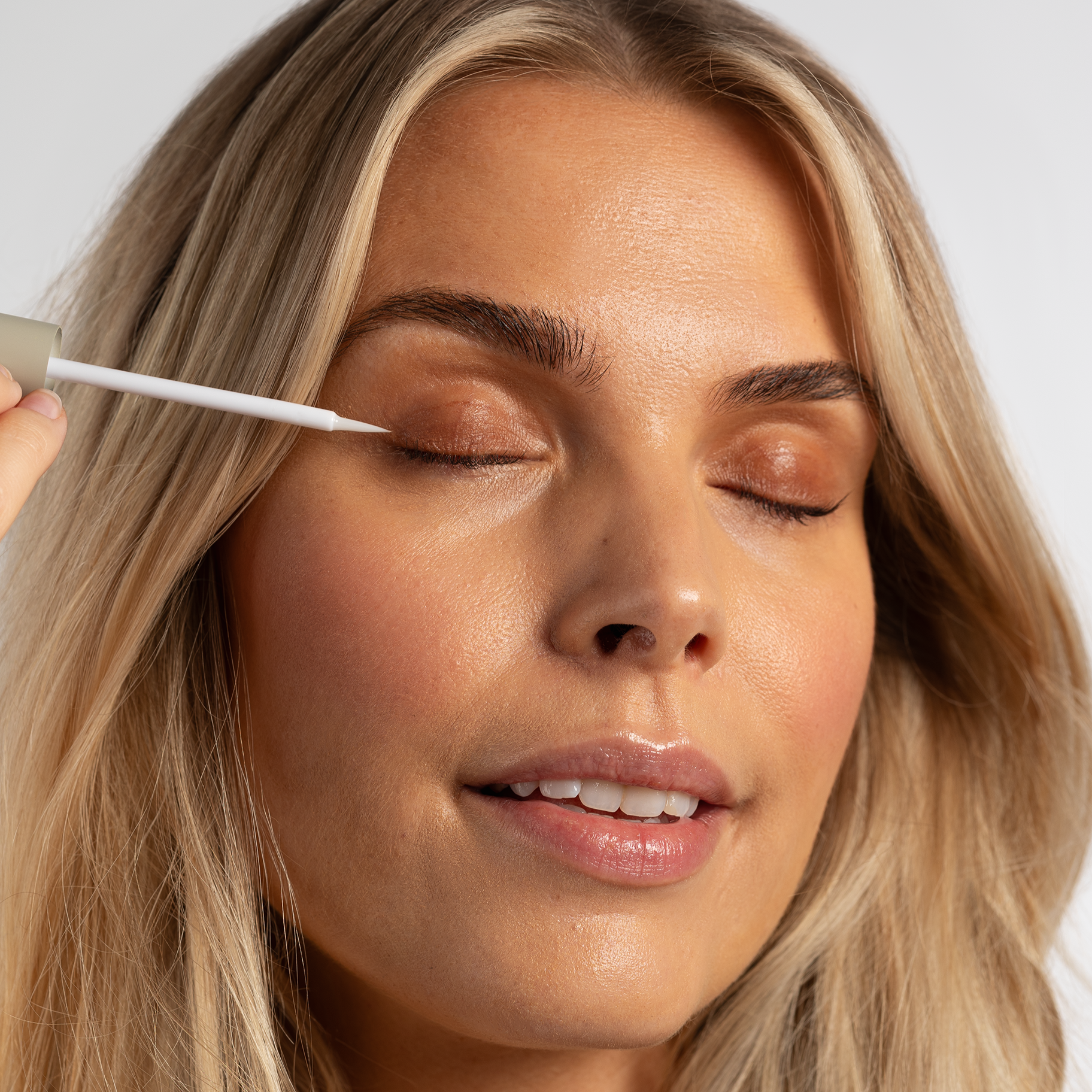 EYELASH RENEWING SERUM