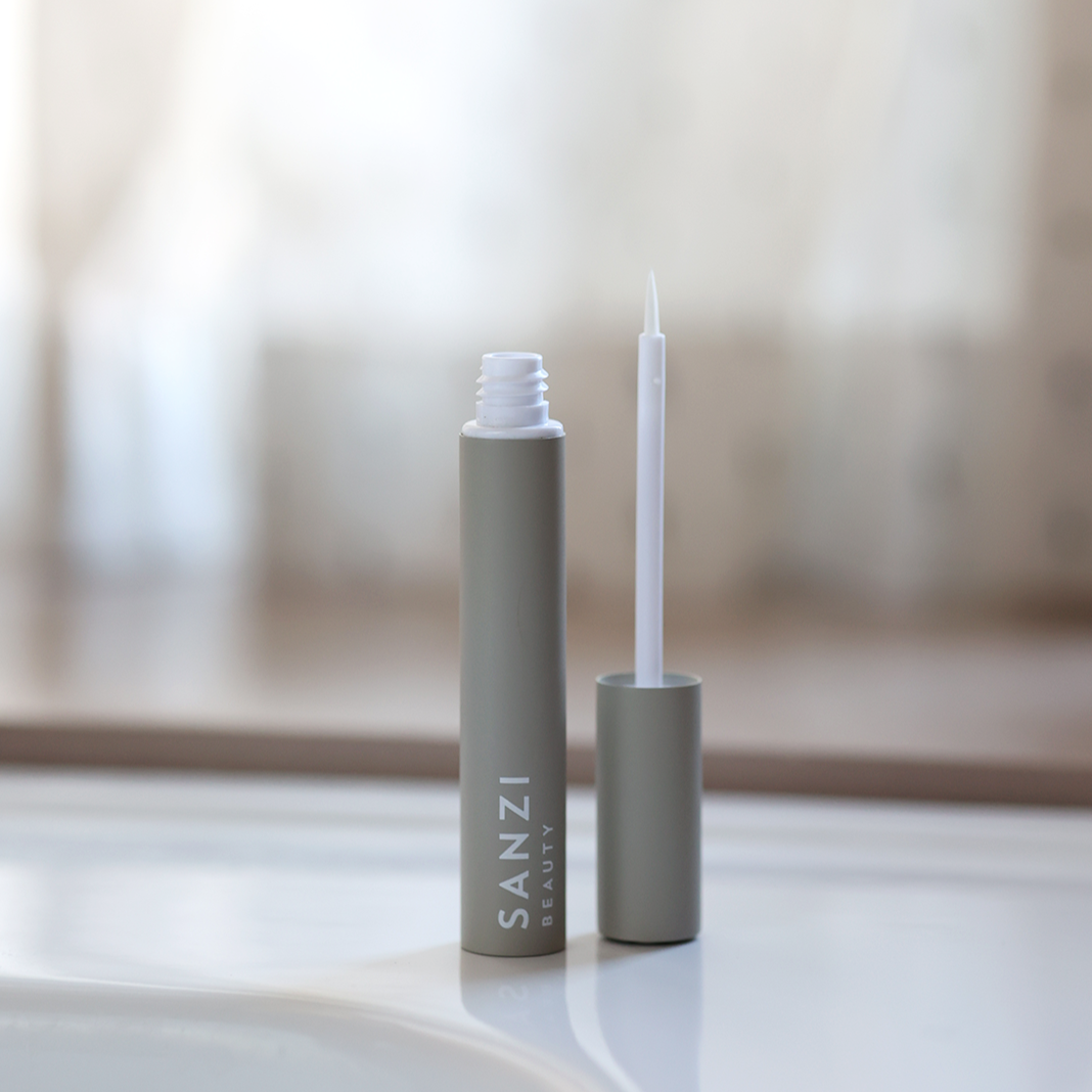 EYELASH RENEWING SERUM