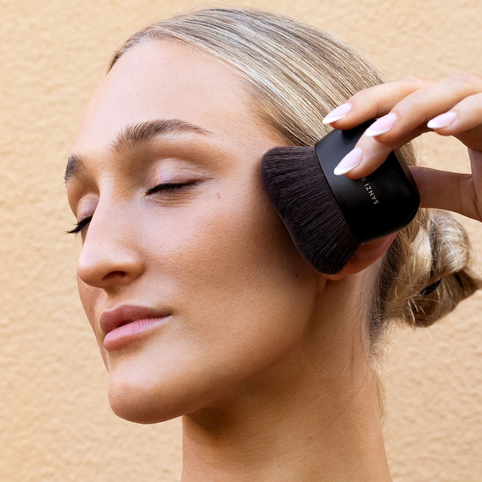 SELF-TANNING BRUSH