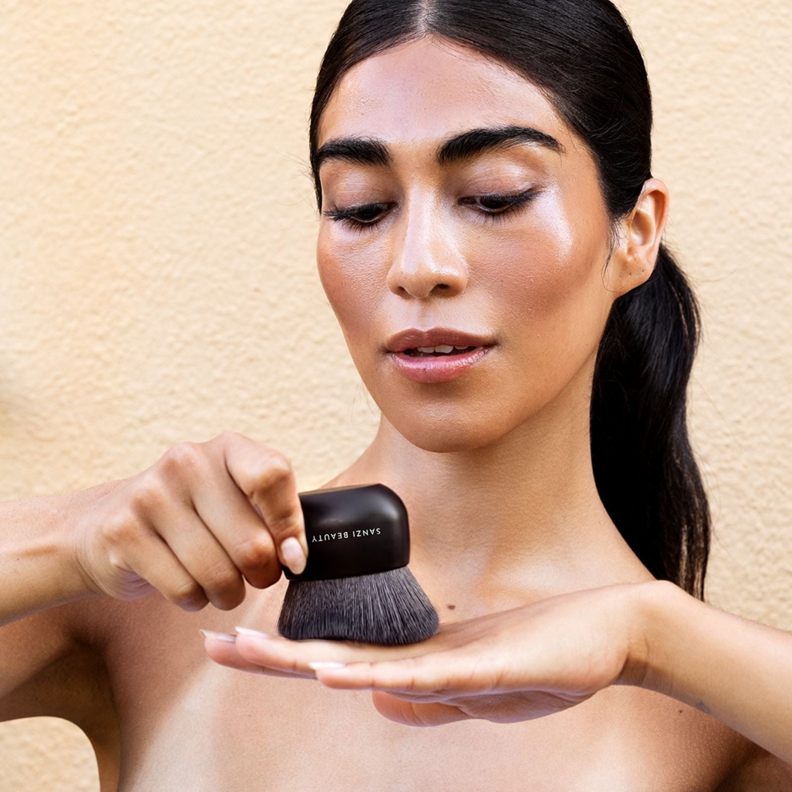 SELF-TANNING BRUSH